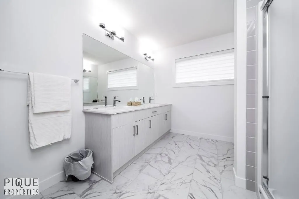 Holiday home Urbanutopia*Luxury Home*King Bed*Patio/Bbq*Sleep16 Edmonton